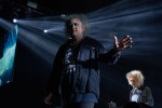 Gut gelaunt auf Europa-Tour: Robert Smith und Band spielen ein mit Hits und Fanfavs gespicktes Set., Berlin, Mercedes-Benz Arena, 2022 | © laut.de (Fotograf: Chris Springer)