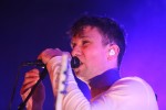 "Mit den Leuten und mir ist es ziemlich kompliziert": Nicht in Hamburg. Die Fans fressen dem Thüringer Indie-Senkrechtstarter aus der Hand., Hamburg, Uebel Und Gefährlich, 2023 | © laut.de (Fotograf: Björn Buddenbohm)