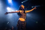 Rina Sawayama auf 'Hold The Girl'-Tour., Berlin, Huxleys Neue Welt, 2023 | © laut.de (Fotograf: Manuel Berger)