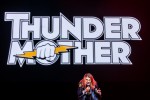 Heizten für die Scorpions ein: Thundermother aus Schweden., Berlin, Mercedes-Benz Arena, 2023 | © laut.de (Fotograf: Rainer Keuenhof)