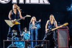 Heizten für die Scorpions ein: Thundermother aus Schweden., Berlin, Mercedes-Benz Arena, 2023 | © laut.de (Fotograf: Rainer Keuenhof)