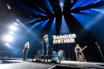 Heizten für die Scorpions ein: Thundermother aus Schweden., Berlin, Mercedes-Benz Arena, 2023 | © laut.de (Fotograf: Rainer Keuenhof)