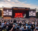 Strahlender Sonnenschein und 70.000 Parkrocker:innen feiern eine heiße Party mit Evanescence, Tenacious D, Kings Of Leon u.v.a., Nürnberg, Zeppelinfeld, 2023 | © laut.de (Fotograf: Désirée Pezzetta)