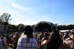 Die Sonne brennt erbarmungslos, und die Party rollt!, Happiness Festival, 2023 | © laut.de (Fotograf: Lena Bayer)