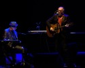 Mit Langzeitkollaborateur und Pianist Steve Nieve auf Tour., Berlin, Verti Music Hall, 2023 | © laut.de (Fotograf: Désirée Pezzetta)
