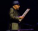 Mit Langzeitkollaborateur und Pianist Steve Nieve auf Tour., Berlin, Verti Music Hall, 2023 | © laut.de (Fotograf: Désirée Pezzetta)