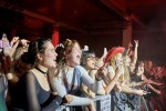 Begeisterte Fans in Berlin: Die Band um Bonos Sohn auf dem Weg nach oben., Berlin, Astra Kulturhaus, 2023 | © laut.de (Fotograf: Chris Springer)