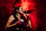 Sharon De Adel und Band betören das Publikum mit neuer Show. Sogar ein Gastauftritt des Openers Annisokay ist drin., Berlin, Velodrom, 2024 | © laut.de (Fotograf: Désirée Pezzetta)