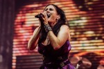 Sharon De Adel und Band betören das Publikum mit neuer Show. Sogar ein Gastauftritt des Openers Annisokay ist drin., Berlin, Velodrom, 2024 | © laut.de (Fotograf: Désirée Pezzetta)