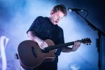Schmissig und sympathisch: Vor vollem Haus entzücken die schwedischen Indie-Pioniere ihre Fans., Berlin, Huxley's Neue Welt, 2025 | © laut.de (Fotograf: Désirée Pezzetta)