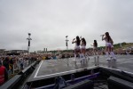 Wo die südkoreanische Grilgroup auftritt, geht der Lautstärkepegel steil nach oben., Lollapalooza, 2025 | © laut.de (Fotograf: Chris Springer)