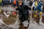 Regen und Kälte zum Festivalstart - aber alle sind parat: Wackööön!, Wacken, 2025 | © laut.de (Fotograf: Désirée Pezzetta)