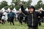 Regen und Kälte zum Festivalstart - aber alle sind parat: Wackööön!, Wacken, 2025 | © laut.de (Fotograf: Désirée Pezzetta)