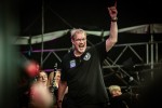 Regen und Kälte zum Festivalstart - aber alle sind parat: Wackööön!, Wacken, 2025 | © laut.de (Fotograf: Désirée Pezzetta)