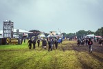 Regen und Kälte zum Festivalstart - aber alle sind parat: Wackööön!, Wacken, 2025 | © laut.de (Fotograf: Désirée Pezzetta)