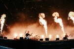Die Franzosen lockten mit ihrem brutalen Stilmix massenweise Fans vor die Harder Stage., Wacken, 2025 | © laut.de (Fotograf: Désirée Pezzetta)