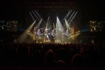 Dexter, Noodles und Band präsentieren sich in der fast voll besetzten Arena in Bestform., Berlin, Uber Arena, 2025 | © laut.de (Fotograf: Désirée Pezzetta)