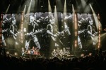 Dexter, Noodles und Band präsentieren sich in der fast voll besetzten Arena in Bestform., Berlin, Uber Arena, 2025 | © laut.de (Fotograf: Désirée Pezzetta)