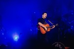 Auf den großen Bühnen zuhause: Marcus Mumford, Ted Dwane, Ben Lovett und Band., Berlin, Uber Arena, 2025 | © laut.de (Fotograf: Rainer Keuenhof)