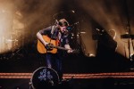 Auf den großen Bühnen zuhause: Marcus Mumford, Ted Dwane, Ben Lovett und Band., Berlin, Uber Arena, 2025 | © laut.de (Fotograf: Rainer Keuenhof)