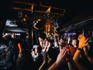 Die US-Blackgaze-Größen aus San Francisco spielen auf ungewohnt kleiner Bühne., Hamburg, Logo, 2025 | © laut.de (Fotograf: Alex Klug)
