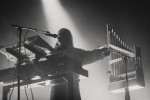 Großer Pop, der sich vor offenen Mündern aufbaut: Die Schwedin performt ihr Album "Iconoclasts"., Berlin, Huxleys Neue Welt, 2026 | © laut.de (Fotograf: Rainer Keuenhof)