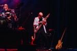 Supergroup at work: die Ex-King Crimson-Mitglieder Adrian Belew und Tony Levin bringen in Koop mit Gitarrengott Steve Vai und Tool-Drummer Danny Carey., Berlin, Uber Eats Music Hall, 2026 | © laut.de (Fotograf: Rainer Keuenhof)