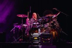 Supergroup at work: die Ex-King Crimson-Mitglieder Adrian Belew und Tony Levin bringen in Koop mit Gitarrengott Steve Vai und Tool-Drummer Danny Carey., Berlin, Uber Eats Music Hall, 2026 | © laut.de (Fotograf: Rainer Keuenhof)