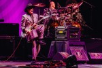 Supergroup at work: die Ex-King Crimson-Mitglieder Adrian Belew und Tony Levin bringen in Koop mit Gitarrengott Steve Vai und Tool-Drummer Danny Carey., Berlin, Uber Eats Music Hall, 2026 | © laut.de (Fotograf: Rainer Keuenhof)