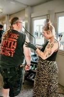Mehr Tattoos.