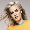 Anne-Marie: "Ed Sheeran weiß, wie man mich aufzieht"