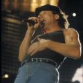AC/DC - Sänger rammt Ms Dynamite