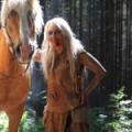 Metalsplitter - Doro jagt ihr Essen wieder selber