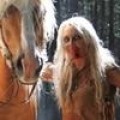 Metalsplitter - Doro jagt ihr Essen wieder selber