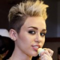 Miley Cyrus - Sängerin küsst Katy Perry
