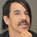 Schuh-Plattler - Anthony Kiedis rettet Baby