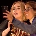 Schuh-Plattler - Adele rülpst Fan ins Gesicht