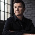Rick Astley - Sänger covert "Highway To Hell"