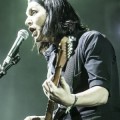 Schuh-Plattler - Brian Molko rankt Placebo-Platten