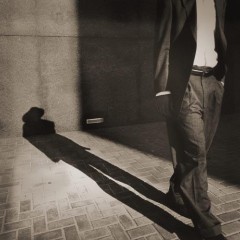 Lange Schatten werfen.