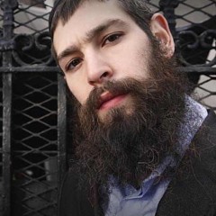 Im Gegensatz zu seiner Musik hat Matisyahu so nen Bart.