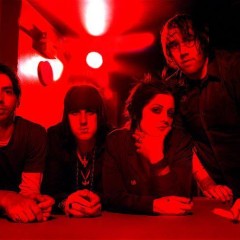 Eine Band sieht rot.