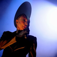 Um kurz nach halb zehn war es so weit: Grace Jones betritt die Bühne.