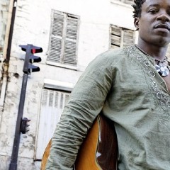 2009 offeriert Blick Bassy ...
