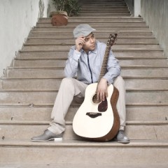 Er sucht - und findet die Gitarre.