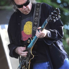 Trotzdem spielt Neil Young in seiner gewohnt ...