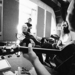 Johnny mit Musikerkollegen.