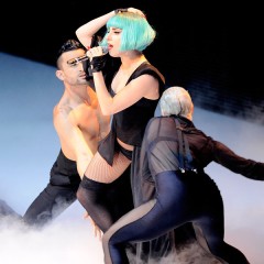 Auf der Bühne dann wie immer viel Show und Kulisse