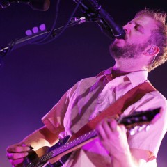 Justin Vernon spielt auf der Bühne...