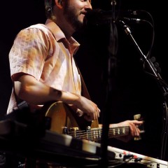 ...Gitarre und haut ein bisschen in die Tasten.